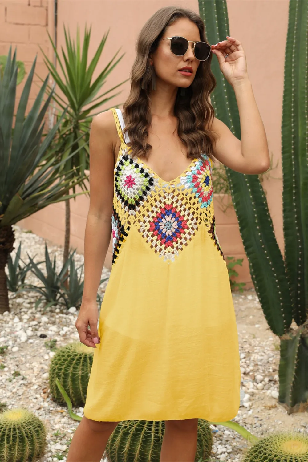 Geometrisches Kleid mit V-Ausschnitt und Spaghettiträgern im Sunset Vacation-Stil