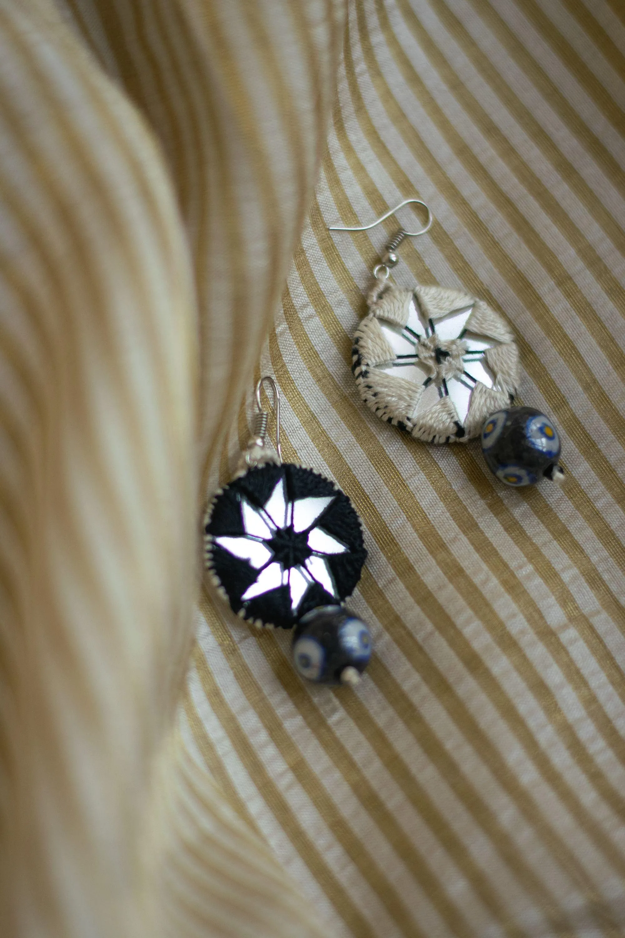 Kaisori Dual circle thread pottery earrings - black and white