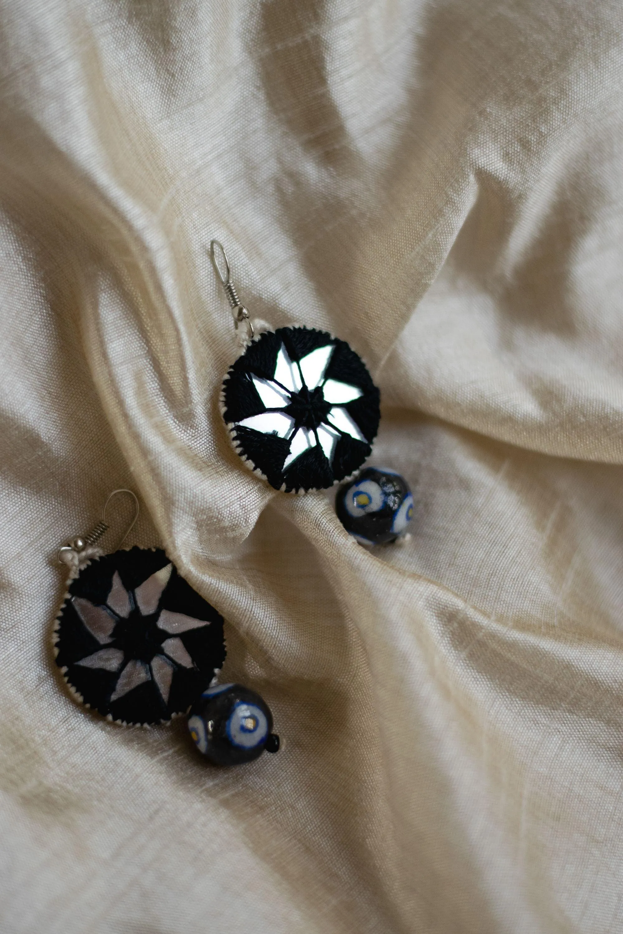 Kaisori Dual circle thread pottery earrings - black and white